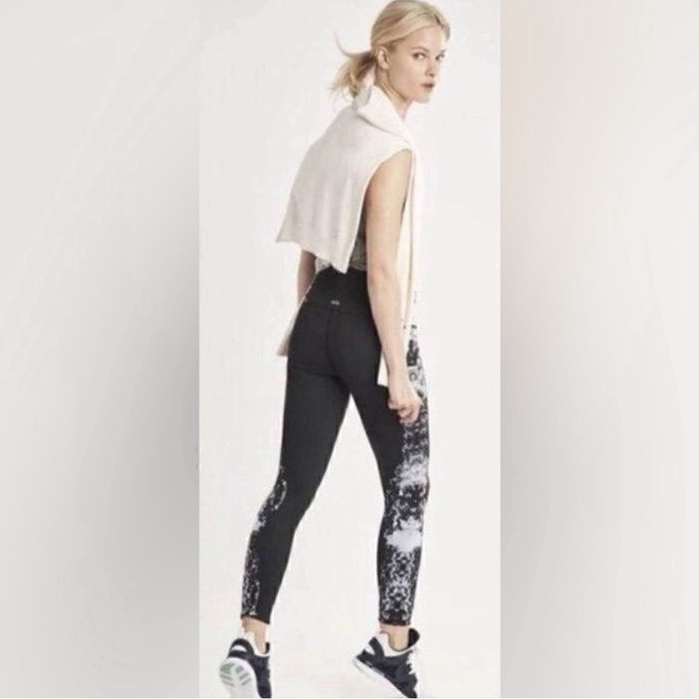 Alo Yoga Black White Dark Krystal Graphic High Waisted Airbrush Workout Leggings